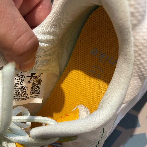 Women Nike White and Light Green Sneakers size 7 - Picture 9 of 9